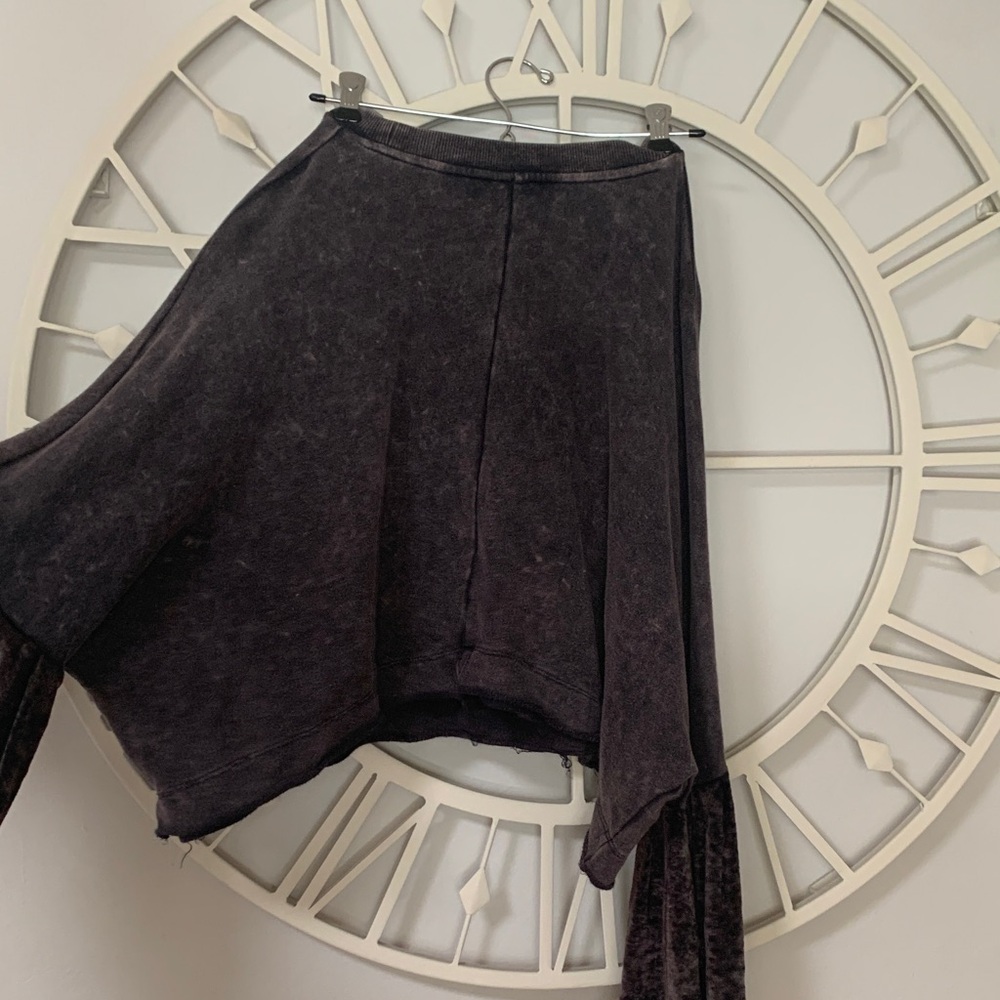 Free People Glorious Sleeve Charcoal Velvet Cropped shirt with bell sleeves - Picture 8 of 9